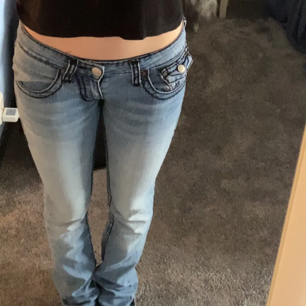 Säljer mina lågmidjade true religion jeans som jag bara använt några få gånger💕 Innerbenslängd: 79cm Midjemått: 36cm. Jeans & Byxor.