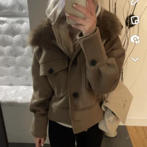 Meotine jacka - Säljer min fina meotine jacka i färgen brun. Superfint skick använd fåtal gånger köptes ny i januari🤎 Storlek XS/S.