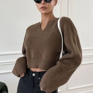 Stickad tröja  - Säljer denna slutsålda stickade tröjan i storlek M, använd en gång så fortfarande nyskick, lite nopprig, nypris 239kr men säljer för 120kr + frakt vilket köparen står för