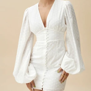 Adoore klänning vit - Säljer denna fina klänning från adoore! Perfekt att ha på studenten☺️ Helt oanvänd med lapparna kvar, säljer endast då jag hittat en annan studentklänning! Strl 34. Nypris: 1495:-