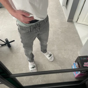 Gråa jeans - Säljer mina gråa jeans för att jag inte använder dem och dem är lite för små för mig, är 176 och skulle passa perfect på nån som är 173-175 tror jag. Skriv för mer bilder. Är osäker på om jag vill sälja dem men om de är nån som vill köpa är de bara att di