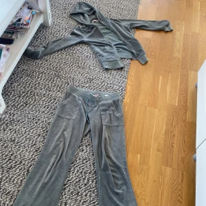 juicy coutore, Old juicy - grönt juicy sätt gammla modelen som är lågmidjade.  Köptes från en person på plick för 1000kr och säljer nu för 600kr, eftersom byxorna har tappat en knapp där back. Annars inga defekter❤️frägen är grön. Köparen står för frakten.🫶🏼