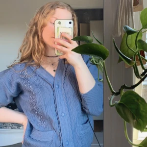 Blå vintage kofta - En jättesöt blå kofta med superfina detaljer. I bra kvalite och utan slitage! 