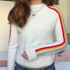 Tröja!  - Tröja som är så lik from future tröjorna med dom så snygga detaljer på armarna😍