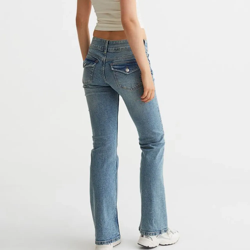 Säljer dessa jättefina H&M jeansen då jag inte får så mycket användning av de. De är i bra skick och sitter jättebra. Köparen står för frakten⚡️. Jeans & Byxor.