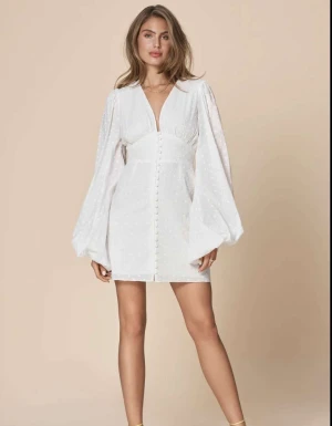 Adoore klänning - Aldrig använd och prislapp finns kvar! Säljes åt min kompis som köpte en storlek för liten och kan inte lämna tillbaka längre❤️ modellen heter florens dress white och fler bilder kan fixas!