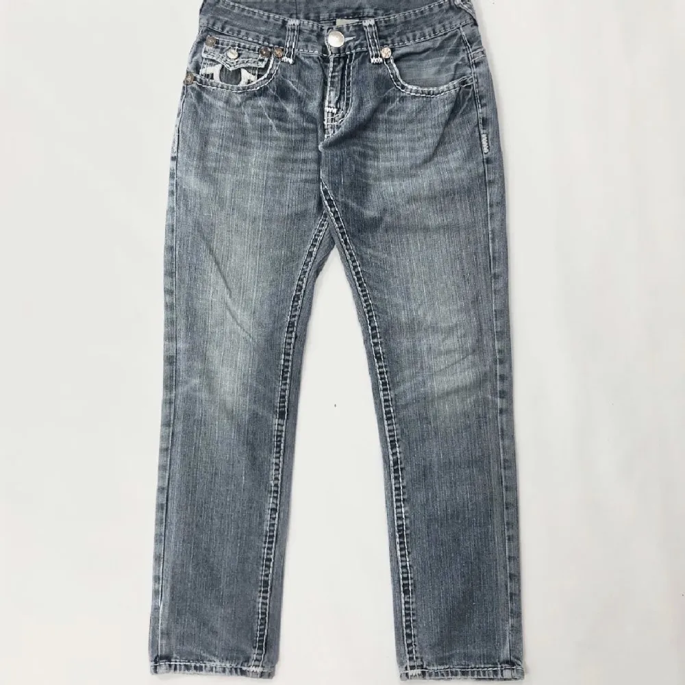 Säljer dessa jeansen från True Religion. Köpta här på plick, men tyvärr för små för mig.  Midjemått 42 (bilder tagna från tidigare ägaren) Kontakta mig vid frågor 😊. Jeans & Byxor.