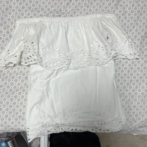 Topp - Fin off shoulder topp från vila. I storlek m men passar xs-m. Skriv för fler bilder, frakten ingår❤️