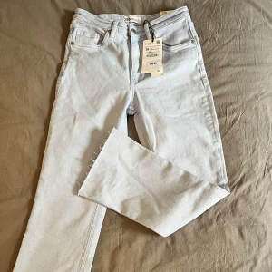 Zara jeans  - Fina Mid Rise jeans från Zara. Endast testade med prislappen kvar, de är korta i modellen💕