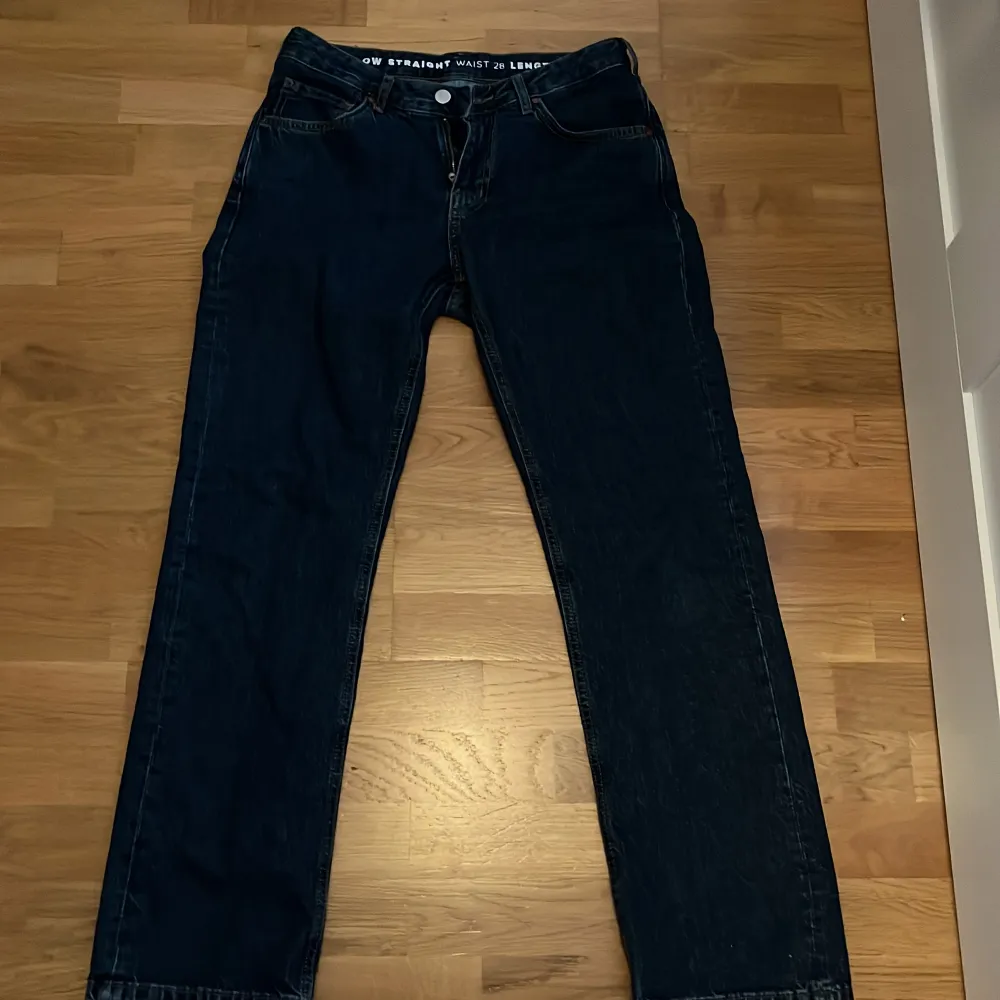Lågmidjade jeans från bikbok strl 28 längd 30, använda 3 gånger säljer pågrund av att jag inte använder. . Jeans & Byxor.