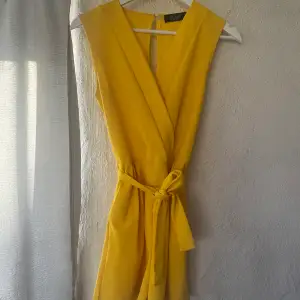 Fin gul jumpsuit köpt på Unos. Knappt använd så den är i fint skick. Ser typ ut som en klänning när man har den på sig. 💛💛💛💛💛