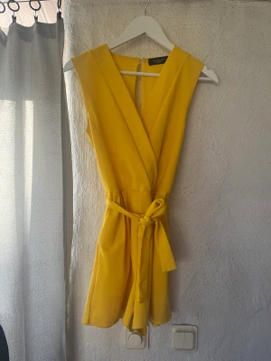 Jumpsuit - Fin gul jumpsuit köpt på Unos. Knappt använd så den är i fint skick. Ser typ ut som en klänning när man har den på sig. 💛💛💛💛💛