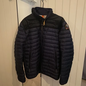 Parajumper jacka - En fin parajumper jacka som är använd ett fåtal gånger. Skick 10/10 och storlek M. Skriv för mer bilder och den är självklart äkta. Pris kan diskuteras vid snabb affär