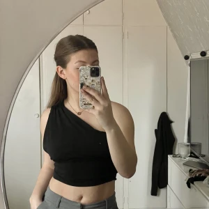 Sommartopp - Svart sommartopp från Gina Tricot, Köpt i sommras använt max 5 gånger. Snygg och skönt material 