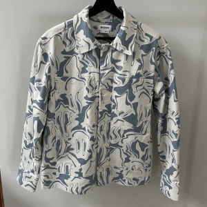Skjortjacka Weekday  - Skjortjacka från Weekday i modellen ”Roland warp overshirt”. Den är knappt använd, alltså i mycket bra skick. Stängs med knappar och har fyra fickor fram.
