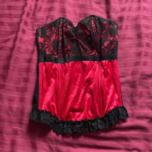 korsett topp  - Köpt secondhand men aldrig blivit använd👎Men super fin!