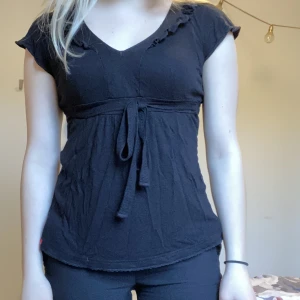 Svart topp - Svart topp med snöre från EDC by Esprit 🫶🏼