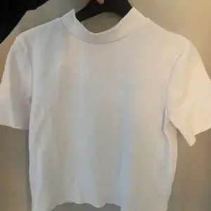 Tjockare ribbad Tshirt från zara i storlek S