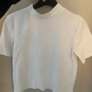Ribbad vit tshirt - Tjockare ribbad Tshirt från zara i storlek S