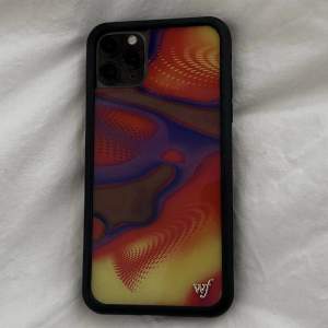 Wildflower case till iPhone 11 PRO Max. Nypris 500kr. 200 för denna.