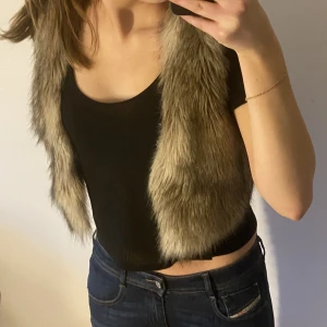 Pälsväst - Perfekt liten väst nu till våren! Jätte snygg men säljer då jag har redan massor av liknande. Västen är i storlek 38. Säljer för 100kr😘