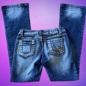 Ett par jätte fina bootcut BB2 Jeans! Dem har jätte fina bakfickor och massa olika inbroderade märken! 