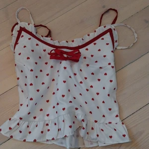 Hjärt linne coquette - Jätte söt linne, perfekt för sommaren säljer pga storlek, nästan helt oanvänd🥰 storlek S men den passar M för den är stretchig