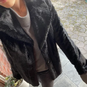 Svart fusk päls jacka  - Supersnygg fusk pälsjacka i fint skick