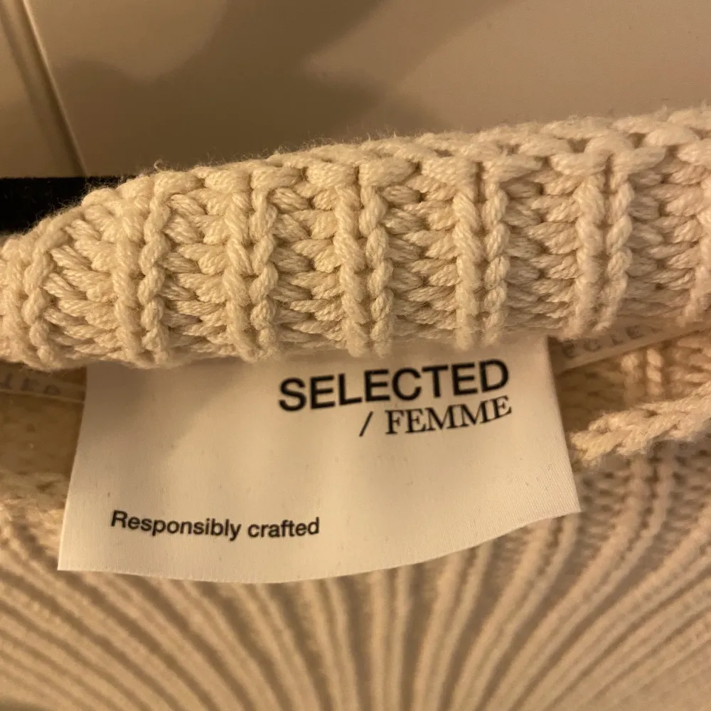 Stickad tröja från Selected Femme köpt på Design Only. Stl S. Bara använt nån gång så jättefint skick! Kan hämtas i centrala Helsingborg eller skickas mot fraktkostnad. . Stickat.