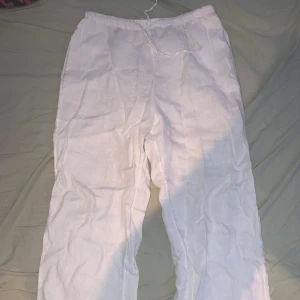 Linnebyxor  - Tja säljer Linnebyxor köpt från lindex, köptes ny för 600kr. Säljer pga de är för långa för mig så har inte haft på mig de mycket alls! Köptes från tjejavdelningen, men passar herr bra också. Passar perfekt för de med storlek M. Köpare står för frakt.