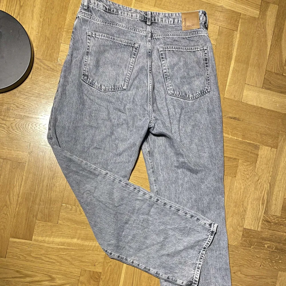 Nästan oanvända gråtvättade bikbok jeans, i storlek W33L32. Farkut & Housut.