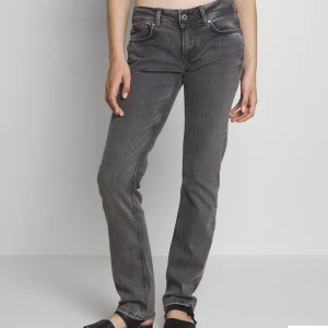 Gråa lowwaist jeans - Knappt använda lowwaist jeans från Pepe jeans💘 Nypris 949💘