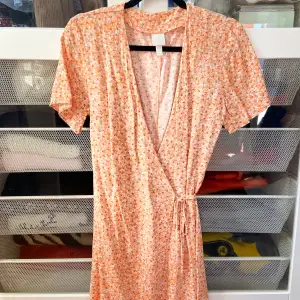 Sommrig klänning från H&M, STORLEK S. (knappt använd) 120 kr 🧡