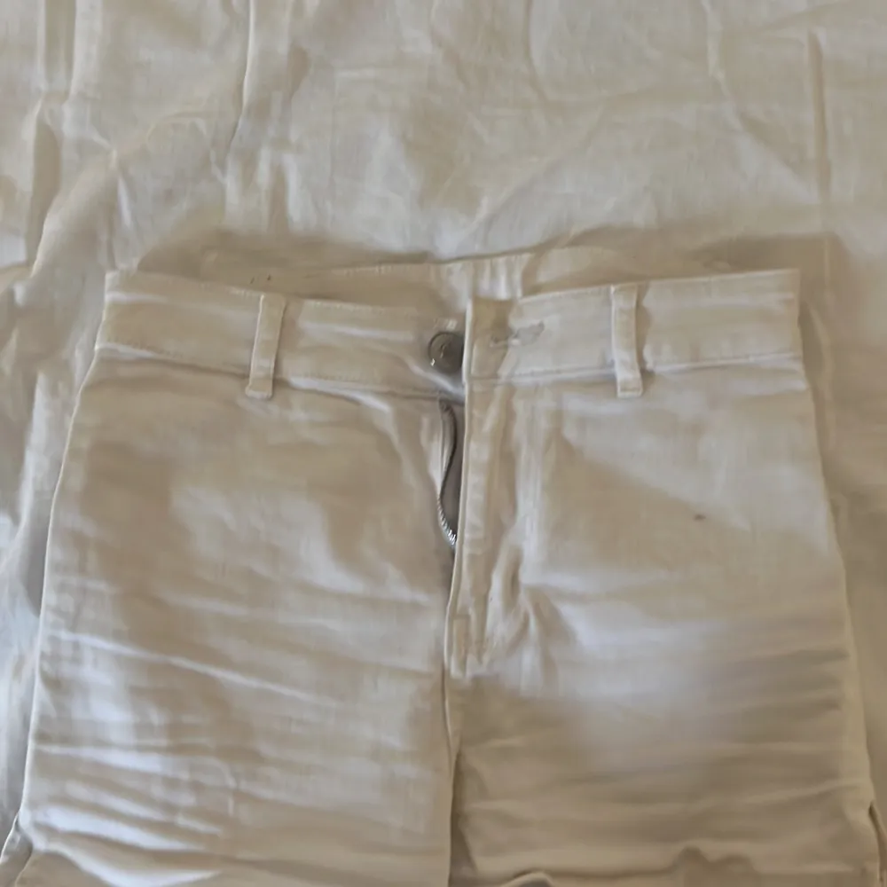 Vita tajta shorts med slits från H&M,stl 34, 70kr. Shorts.