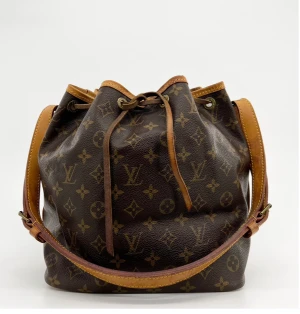 Louis Vuitton petit noe väska  - Säljer denna vintage LV väska i extremt bra skick. Den är varsamt använd samt inoljad och metallen är nyputsad så den ser nästan ny ut! Den är praktisk då den rymmer böcker och dator. Första bilden är lånad. Äkthetsbevis ingår. Fraktar hela Sverige!💕