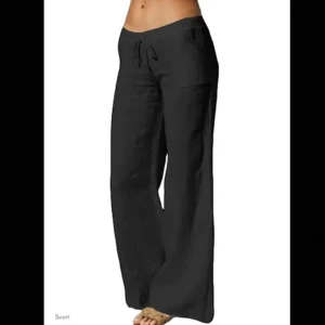 Svarta linnebyxor💓 - Säljer mina svarta linnebyxor aldrig använda!! Storlek L men de är ganska små i storleken så skulle säga att de passar M och S också. Skriv för egna bilder💖