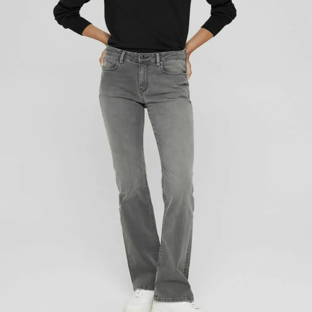 Gråa low waist jeans från esprit! Slutsålda, nypris 900. Jeans & Byxor.