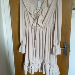 Klänning  - En fin beige klänning helt oanvänd, endast testad! Prislappen kvar🤍 Slutar på låren ungefär på mig som 170. Strl L 