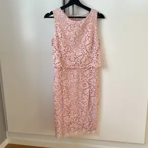Superfin rosa spetsklänning från Kappahl, passar perfekt till skolavslutningen nu i sommar! Endast använd en gång på just skolavslutning så i superfint skick! Köparen står för frakten! ✨