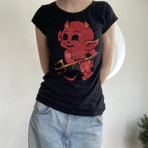 Gullig bebis djävul topp - As cool Bebis djävul topp, bra skick. 