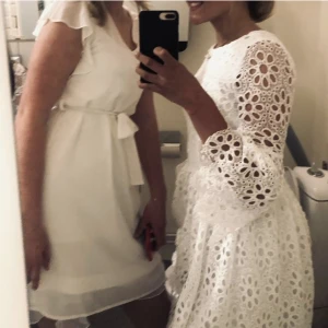 Studentklänning - Säljer denna superfina och sköna klänning då jag redan hittat studentklänning. Djup i ryggen, storlek 34 men passar även 36 då den är väldigt mjuk ❤️‍🔥