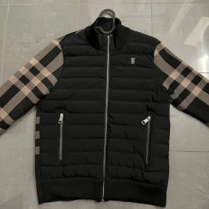 Burberry cardigan  - Storlek Small  Helt ny skick 