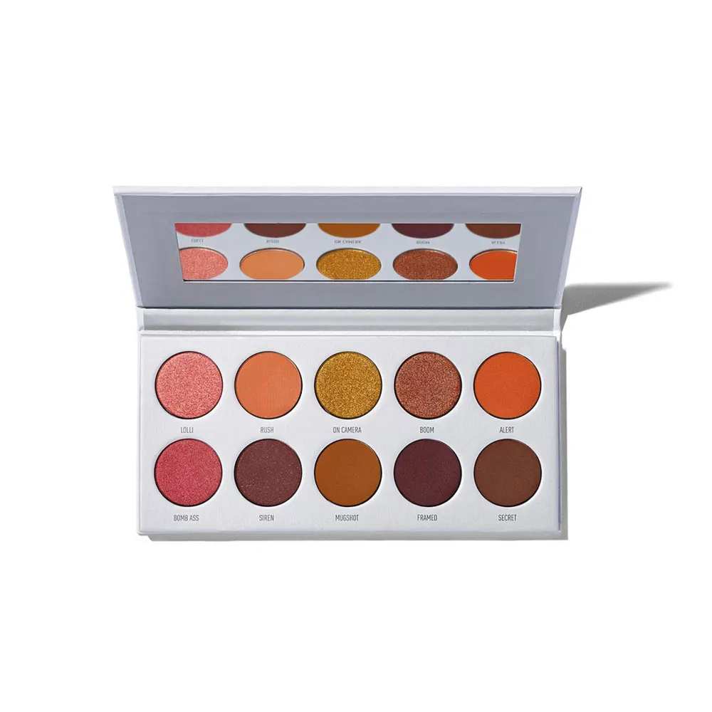 Slutsålda Morphe x Jaclyn Hill Ring the Alarm ögonskuggspalett. Vissa skuggor är endast swatchade.. Asusteet.