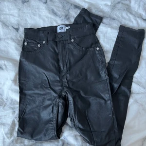 Skinnbyxor från Lager - Snake skinnbyxor från Lager 157. Bra skick, bara lite skrynkliga🫶🏻