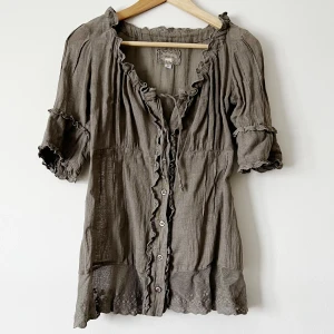 Topp blus - Använd ett fåtal gånger och i bra skick. Storlek XS, men passar även S. 50% bomull, 50% linne