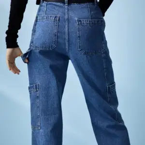Säljer dessa jeans från HM då de inte kommer till användning. Storlek 46 men sitter snyggt baggy på mindre storlekar. Dessa är endast anvönda 1 gång. Hör av dig för mer bilder💕