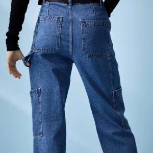 Cargo jeans - Säljer dessa jeans från HM då de inte kommer till användning. Storlek 46 men sitter snyggt baggy på mindre storlekar. Dessa är endast anvönda 1 gång. Hör av dig för mer bilder💕