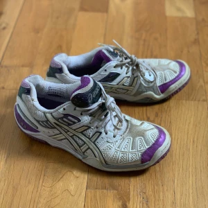 Asics träningsskor strl 39 - Träningsskor för inomhus (handbollsskor) från Asics i strl 39