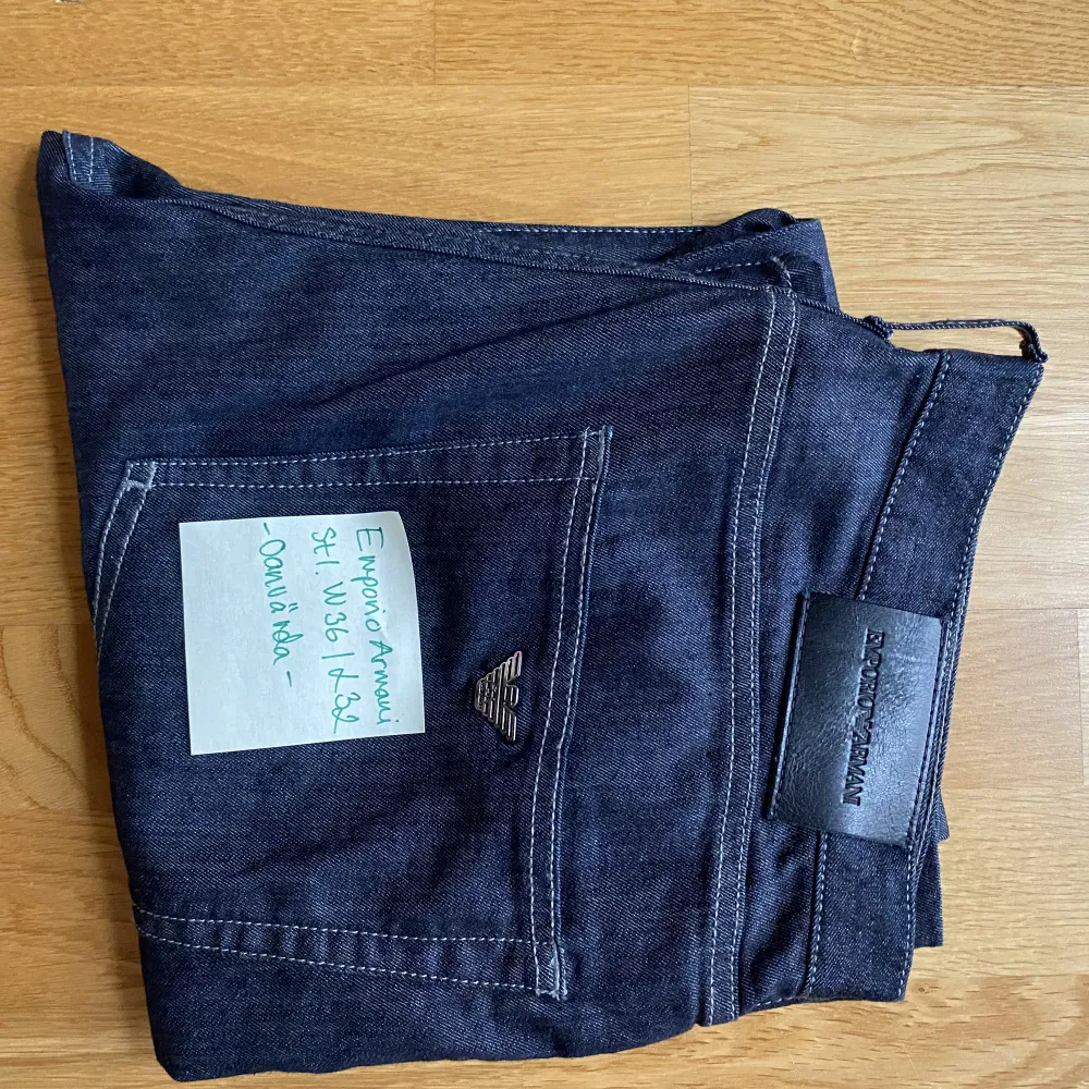 Ett par armanijeans (regular fit) navy blue, användna 1 gång. W36 men sitter lite mindre.   . Jeans & Byxor.
