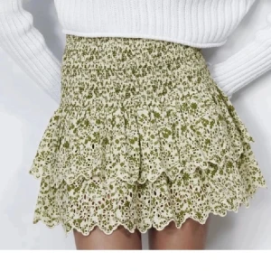 Vit/grön volangkjol från Zara!  - Grön/vit volangkjol köpt från zara! Perfekt nu till sommaren! Jätte fint skickt då jag aldrig använt den. Bilden är lånad men hör av dig så kan jag skicka egna bilder på den!